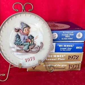 Hummel 1975 Holiday Plate in Cream and Red